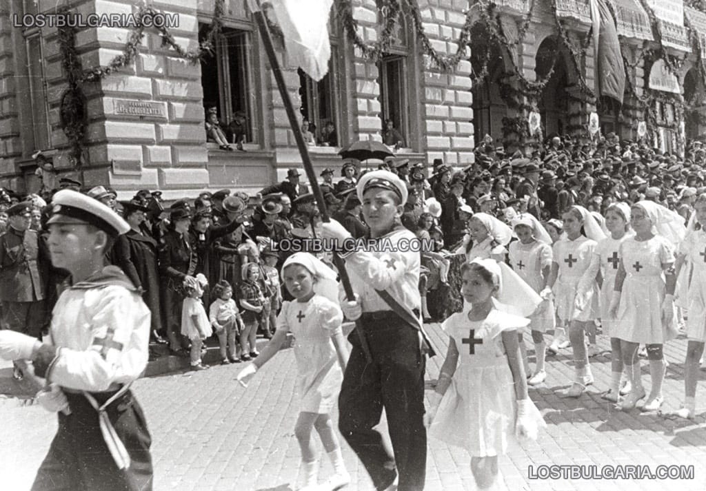 София, манифестация по случай Първи юни, деня на детето - шествие на Българския младежки Червен кръст, 40-те години на ХХ век