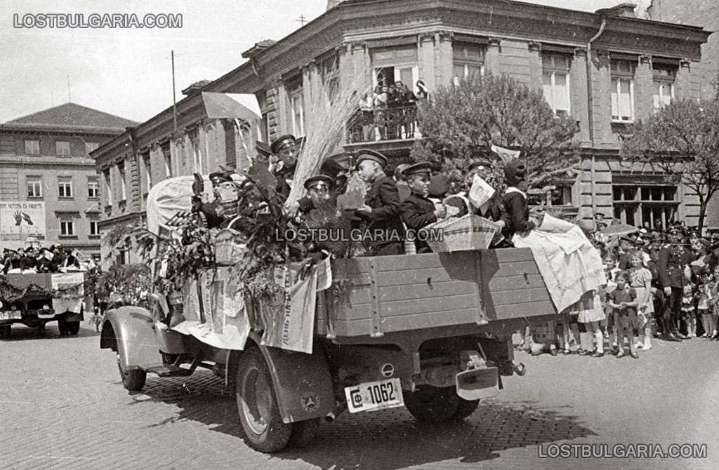 София, манифестация по случай Първи юни, деня на детето - камион, част от ученическата процесия, 40-те години на ХХ век