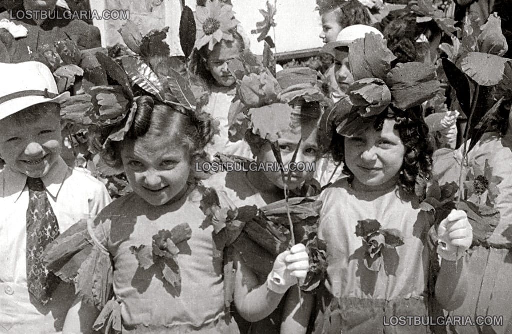София, деца участници в манифестация по случай Първи юни, деня на детето, 40-те години на ХХ век