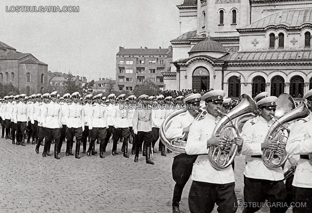 София, манифестация по случай Първи юни, деня на детето - шествие на юнкерите от Военното училище, площад "Александър Невски", 40-те години на ХХ век