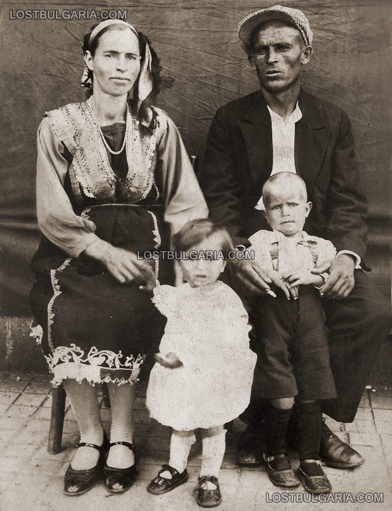 Младо семейство от село Расник, Пернишко, 20-те години на ХХ век