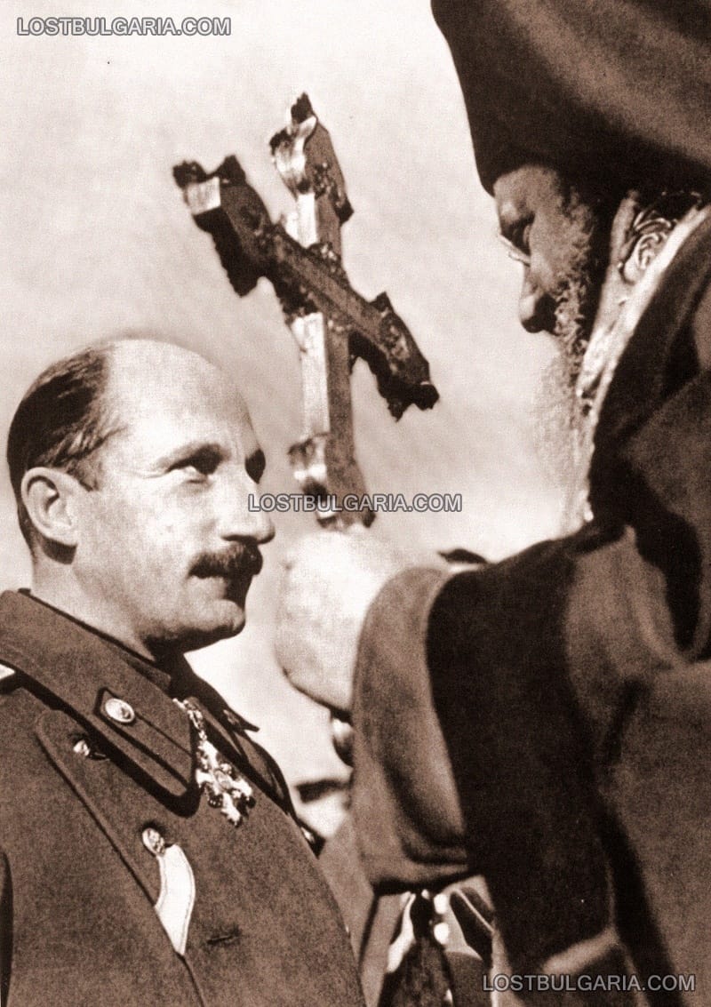 Софийският митрополит Екзарх Стефан I благославя Н.В.Цар Борис III, началото на 40-те години на ХХ век