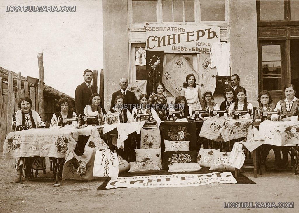 Безплатен курс по шев и бродерия, организиран от търговци на шевни машини "Сингер", 20-те години на ХХ век