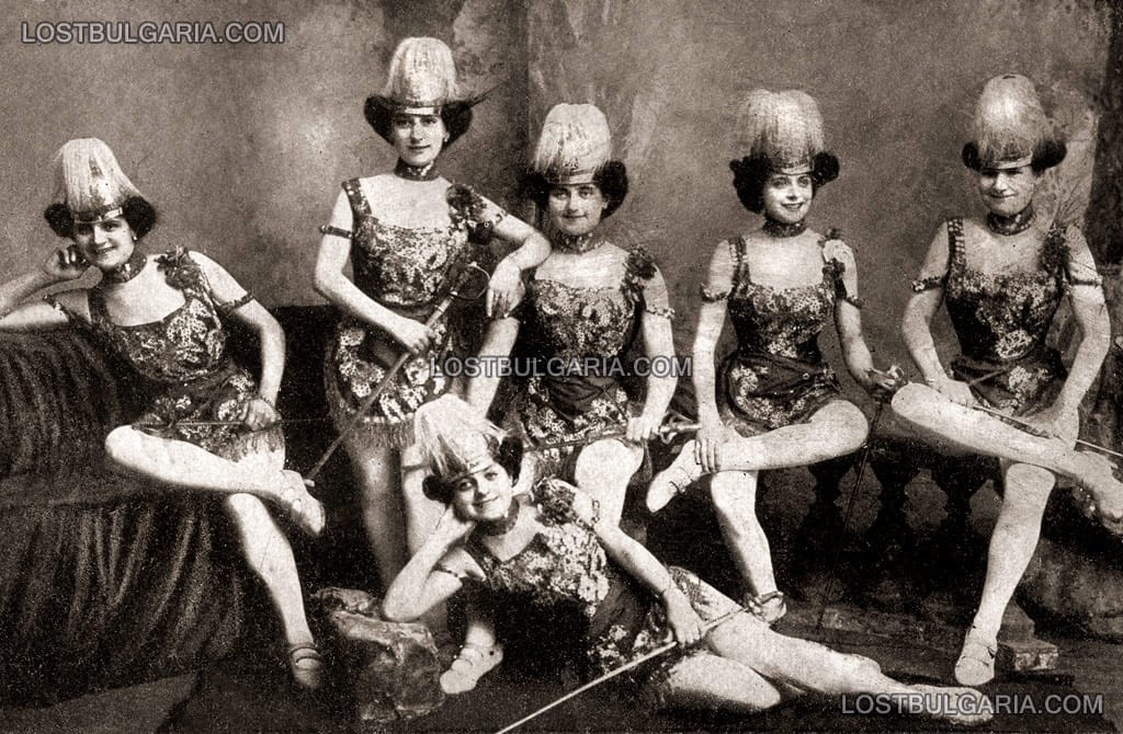 Новите амазонки (група от артистки) в локала "Нова Америка" в София, началото на ХХ век