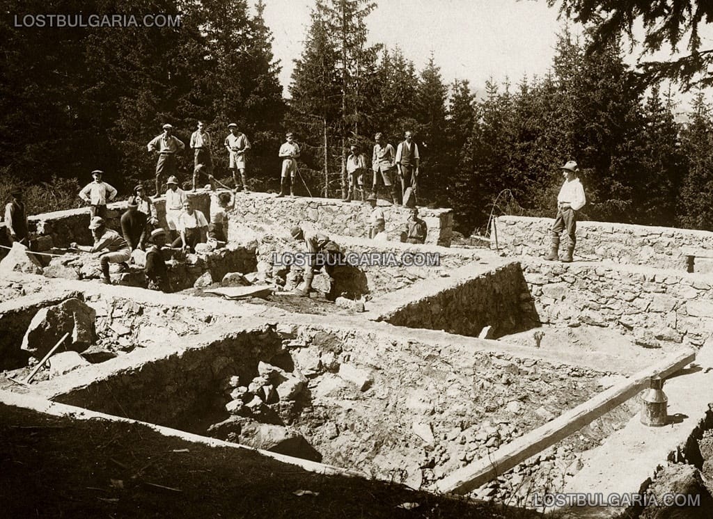 Витоша, доброволци изграждат основите на хижа "Златни мостове", 30-те години на ХХ век