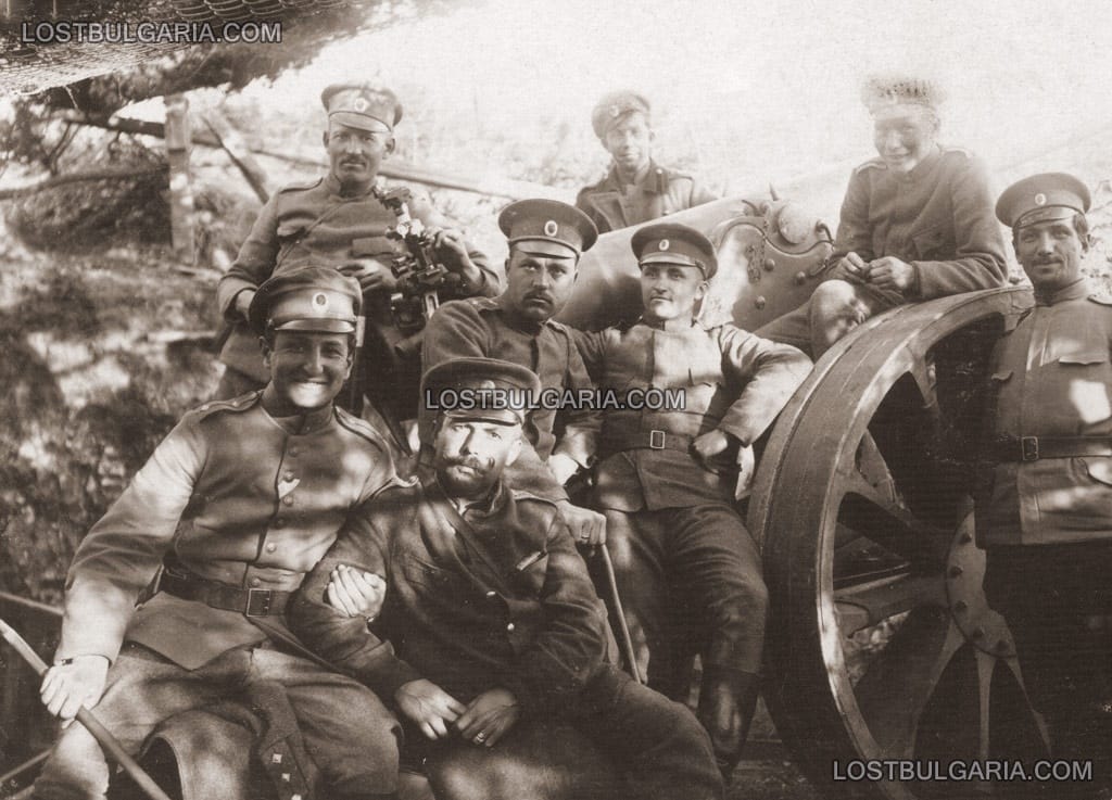Български офицери артилеристи на позиция на Южния фронт