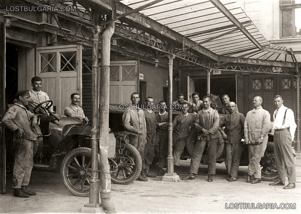 София, царският гараж - служители с част от царския автопарк, началото на ХХ век