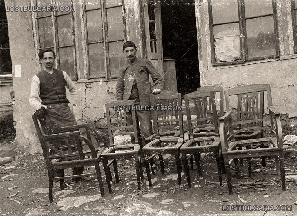 Майстор столар пред мебелна работилница, началото на ХХ век