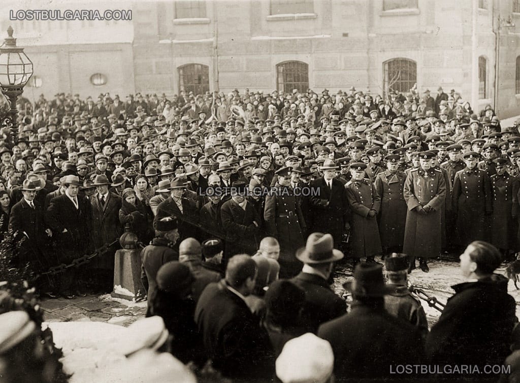 София, годишнина от обесването на Васил Левски, пред паметника му, 30-те години на ХХ век