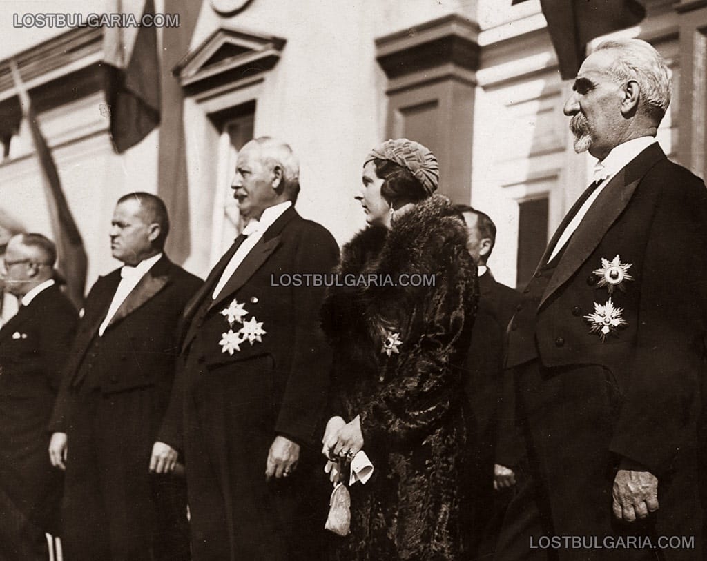 Н.В. Царица Йоанна между Никола Мушанов и Александър Малинов пред Парламента, втори отляво - Йордан Качаков, министър на правосъдието и главен прокурор, 1933-34 г.