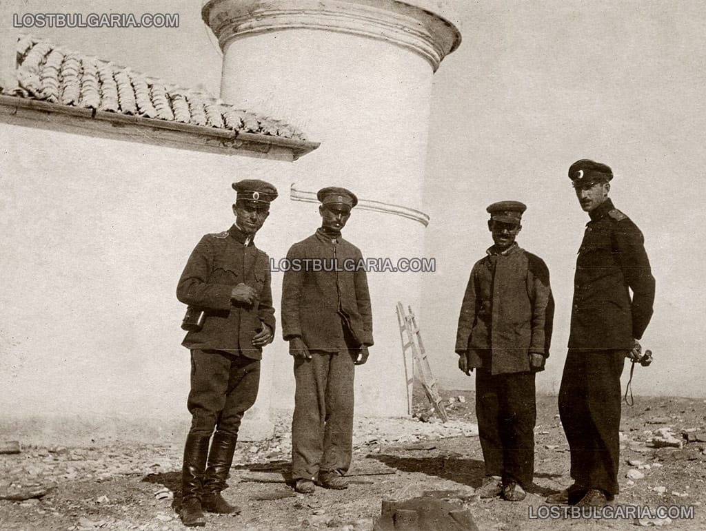 Н.В.Цар Борис III с пазачите на фара на нос Емине, 1921г.