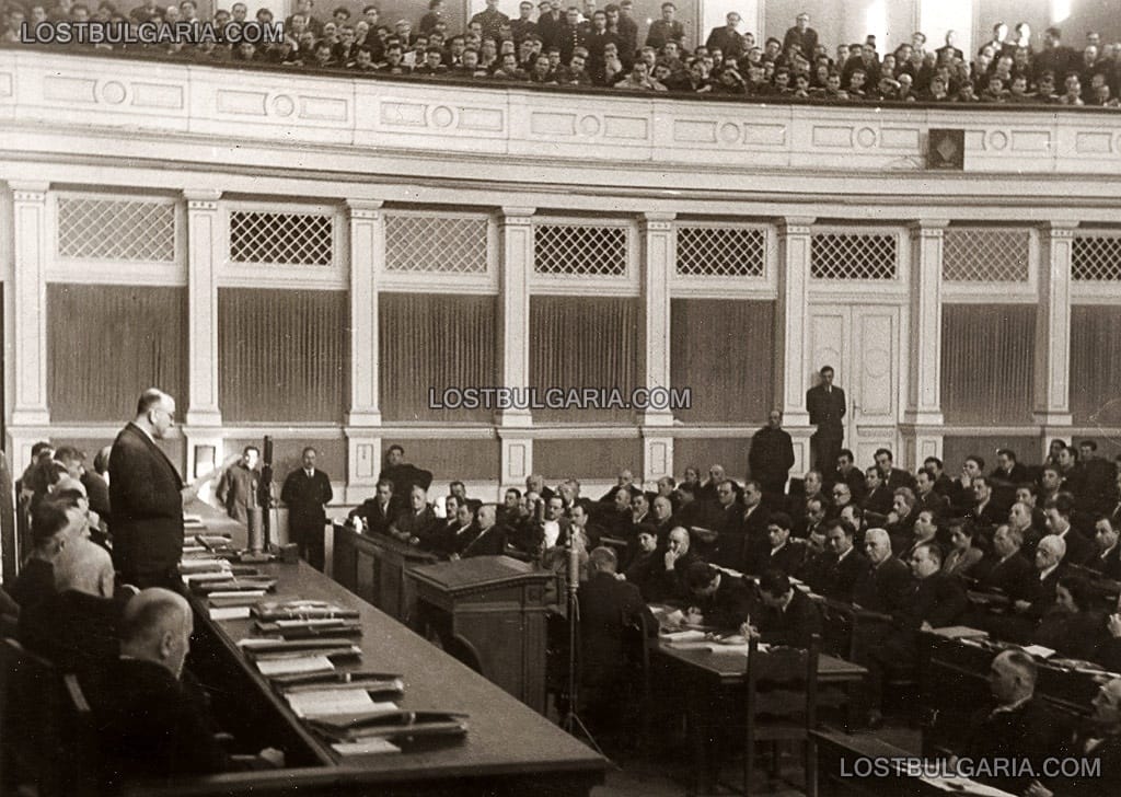 Министър-председателят Кимон Георгиев чете декларация на второто отечествено-фронтовско правителство, София 1946г.