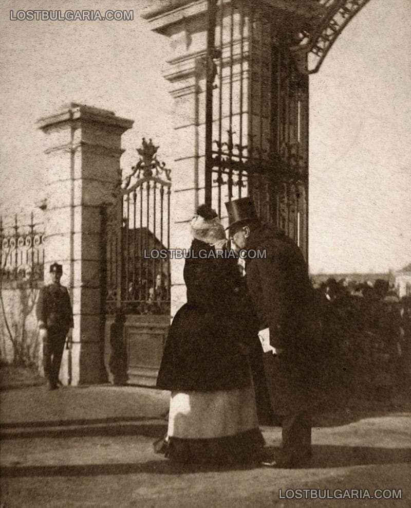 Княз Фердинанд говори в сребърната слухова фуния на майка си - принцеса Клементина Бурбон-Орлеанска пред Двореца-София, 14 февруари 1892 г.