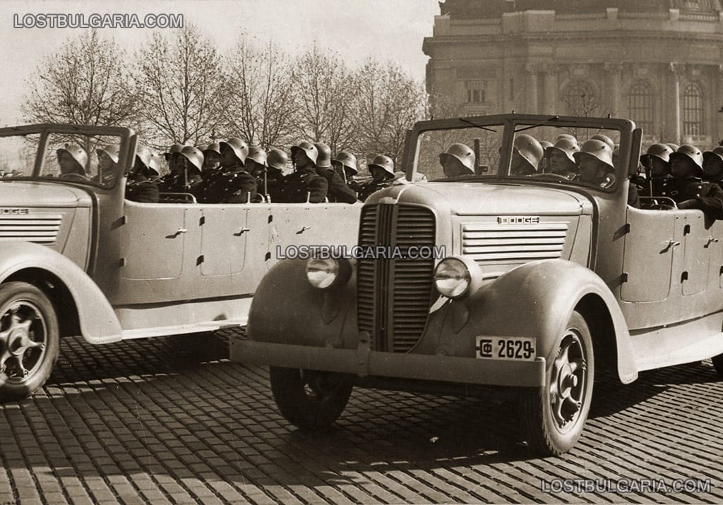 Жандармерия с автомобили "Додж" (Doodge) пред сградата на Софийския университет, 30-те години на ХХ век