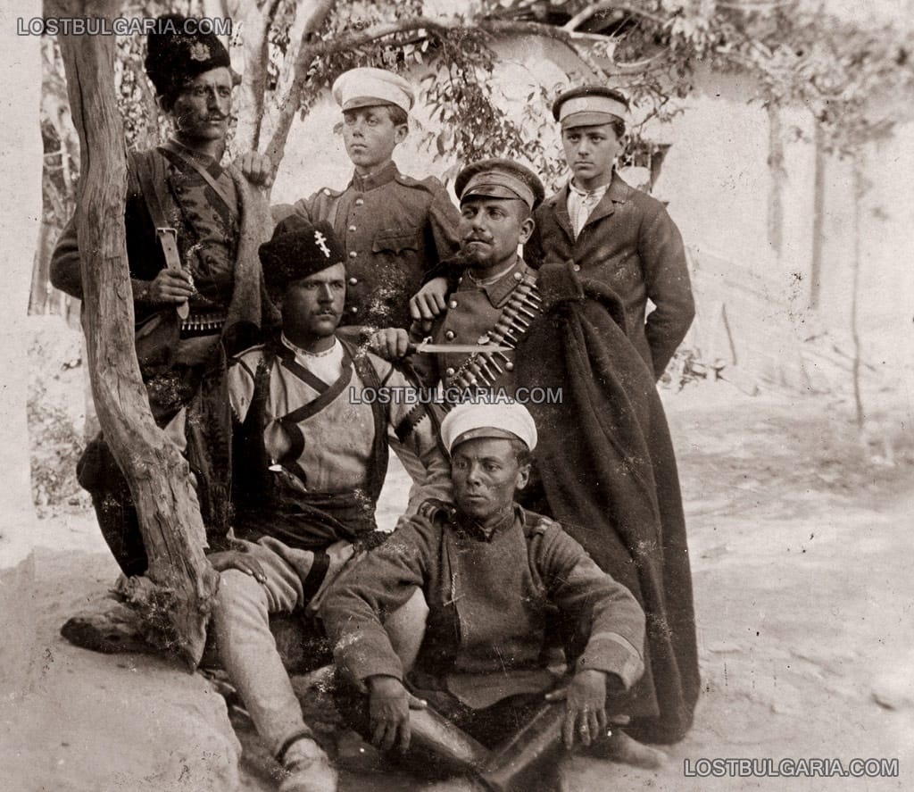 Ветерани от "разформированата" българска армия и млади момчета, позират, демонстрирайки бойна решителност - Плевен 1919г.