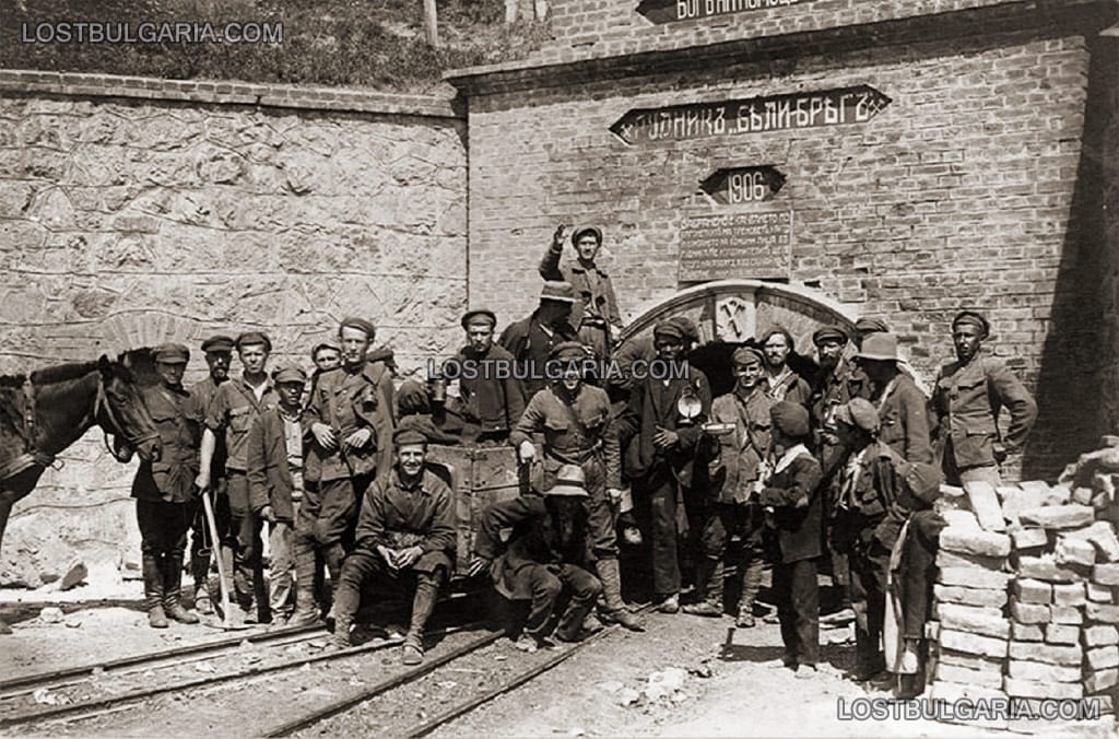 Руски емигранти от разформированата армия на Врангел пред рудник Бели бряг, Перник 1924 г.