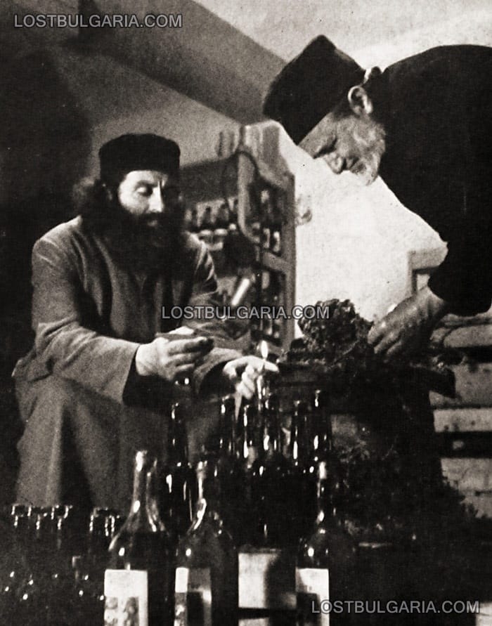 Монаси от Троянския манастир запечатват бутилки с манастирско вино, 60-те години на ХХ век