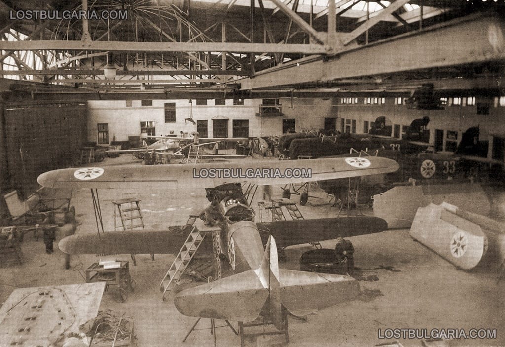 Летище Божурище, производство на българските самолети ДАР 3 (Държавна Аеропланна Работилница), края на 30-те години на ХХ век