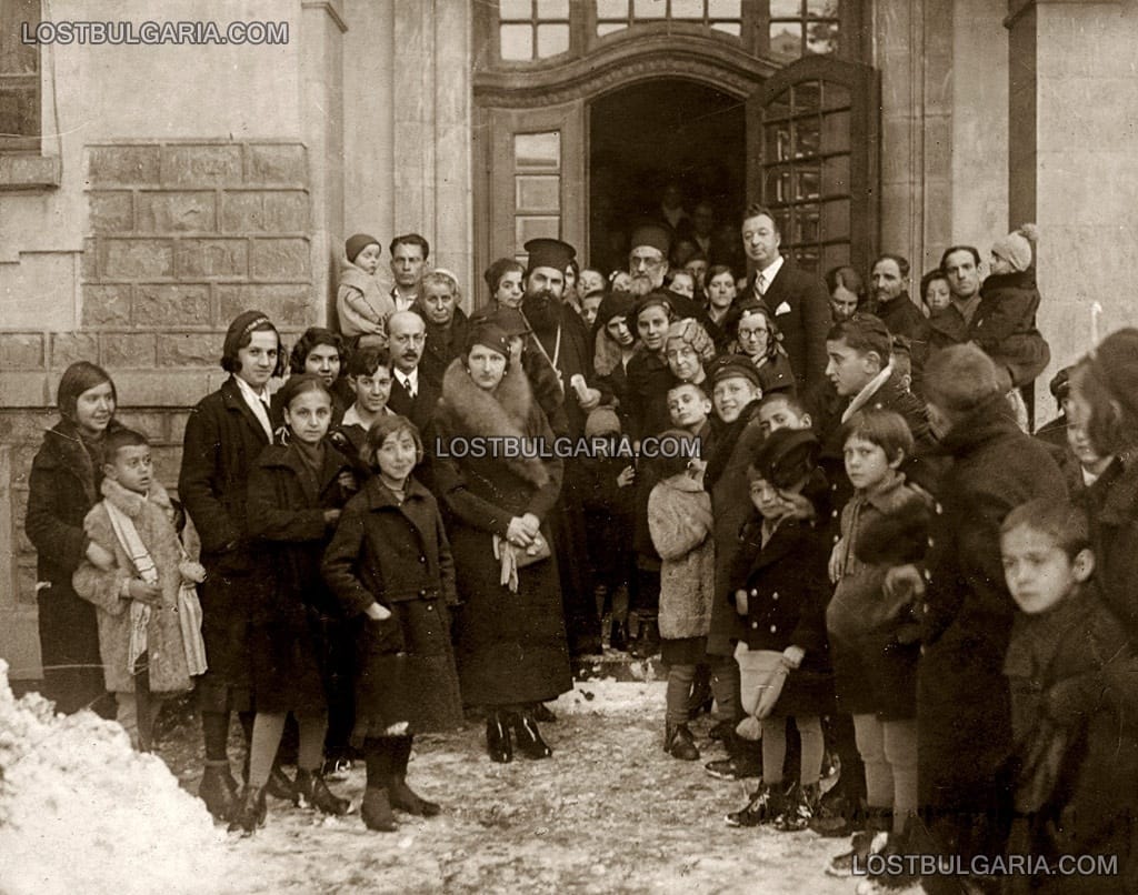 Н.Ц.В. Царица Йоанна пред вратите на 38-мо училище "Васил Априлов", София, януари 1934 г.