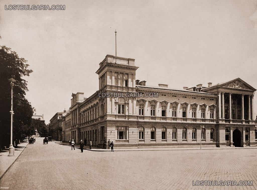 София, Министерство на Войната, вляво улица 