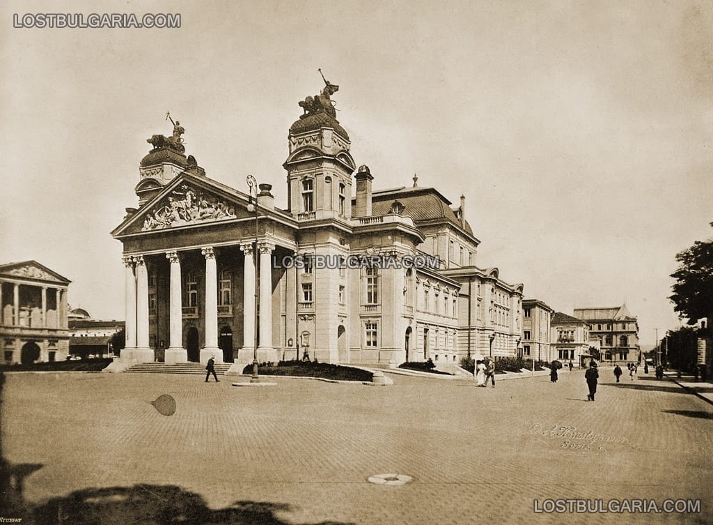София, Народният театър, вляво - Военното министерство, 1910 г.