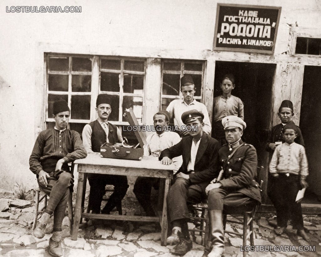 Жители на Мадан слушат музика в кафе-гостилница "Родопа", 20-те години на ХХ век