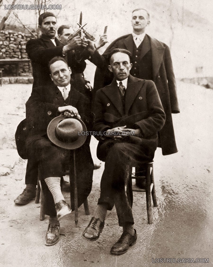 Членове на ВМОРО от село Устово (сега квартал на град Смолян) позират с личното си оръжие, 1929г.