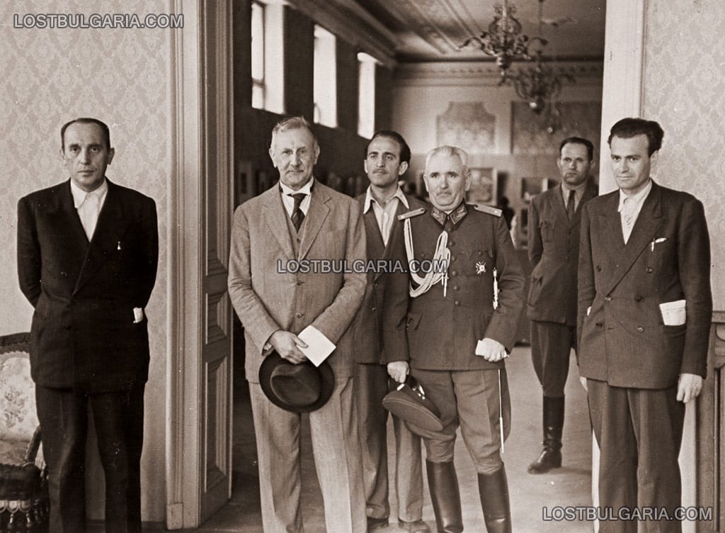Александър Жендов, регентът Венелин Ганев (първите отляво) на посещение на обща художествена изложба във Военния клуб, 1945г.