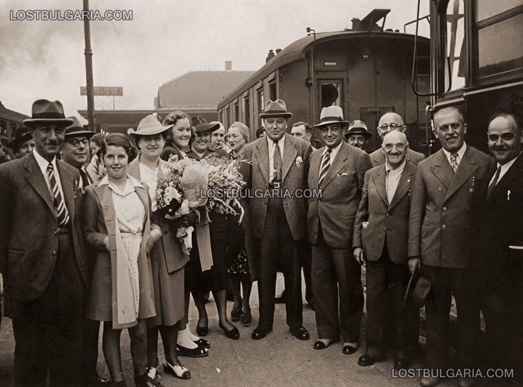 Изпращане на министъра на железопътния транспорт Васил Радославов и на неговия заместник Филипов, отпътуващи за Германия, гара София април 1942 г.