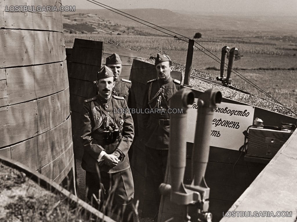 Цар Борис и Княз Кирил в команден телефонен пост по време на Големите царски маневри край Попово, 1937 г.