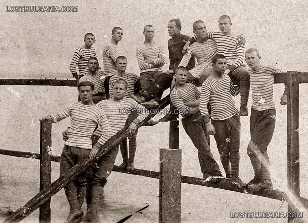 Моряци от Морската полицейска служба, вероятно край Варна, снимката е направена след 1922 г., но не по-късно от 1930-31 г., когато подобни обувки не се използват във флотската униформа