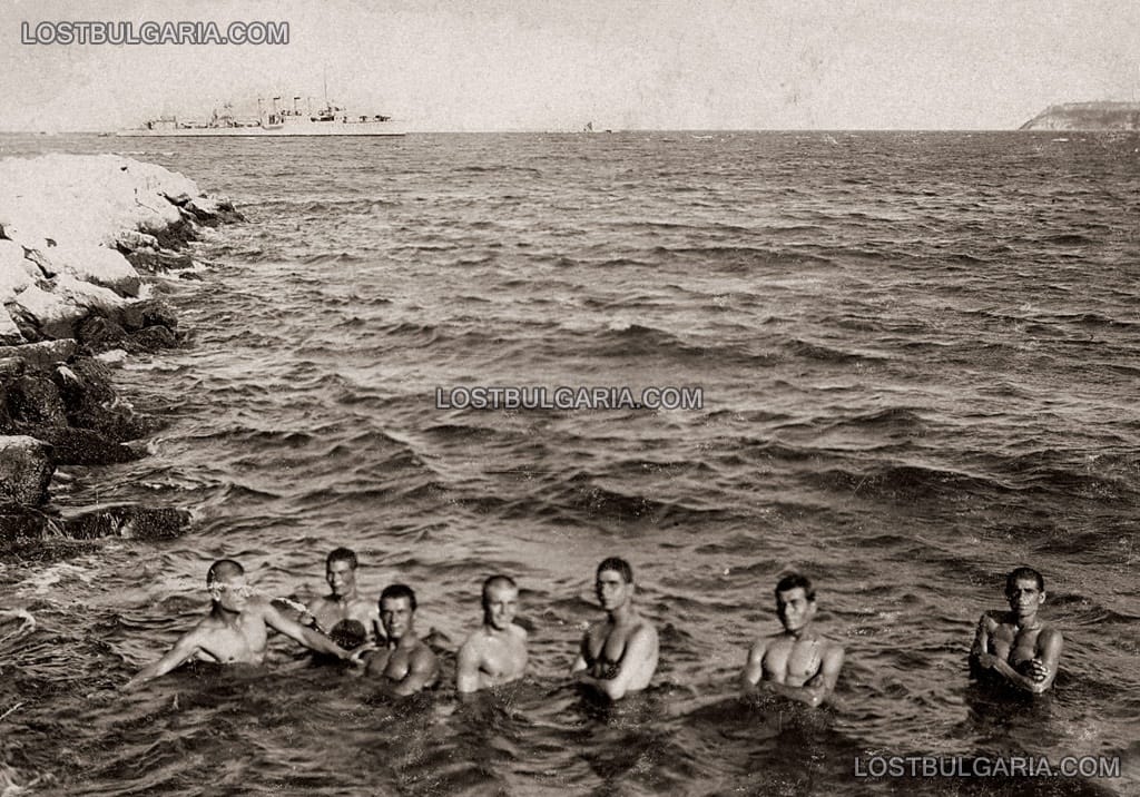 Моряци от база Варна на Морската полицейска служба - официалното название на Черноморския флот след Ньойския договор от 1919 г. На заден план вдясно се вижда нос Галата, а във Варненския залив е застанал на котва разрушител на САЩ, клас Clemson - миноносец DD 336 "Litchfield" на посещение в пристанище Варна, 1923 г.