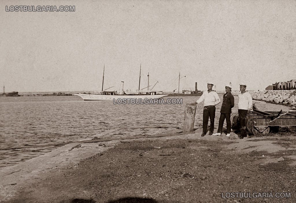 Военноморска база Варна, 1921 г. - до моряците се вижда част от хелинга, а зад тях боядисаният в бяло е корабът "Камчия"