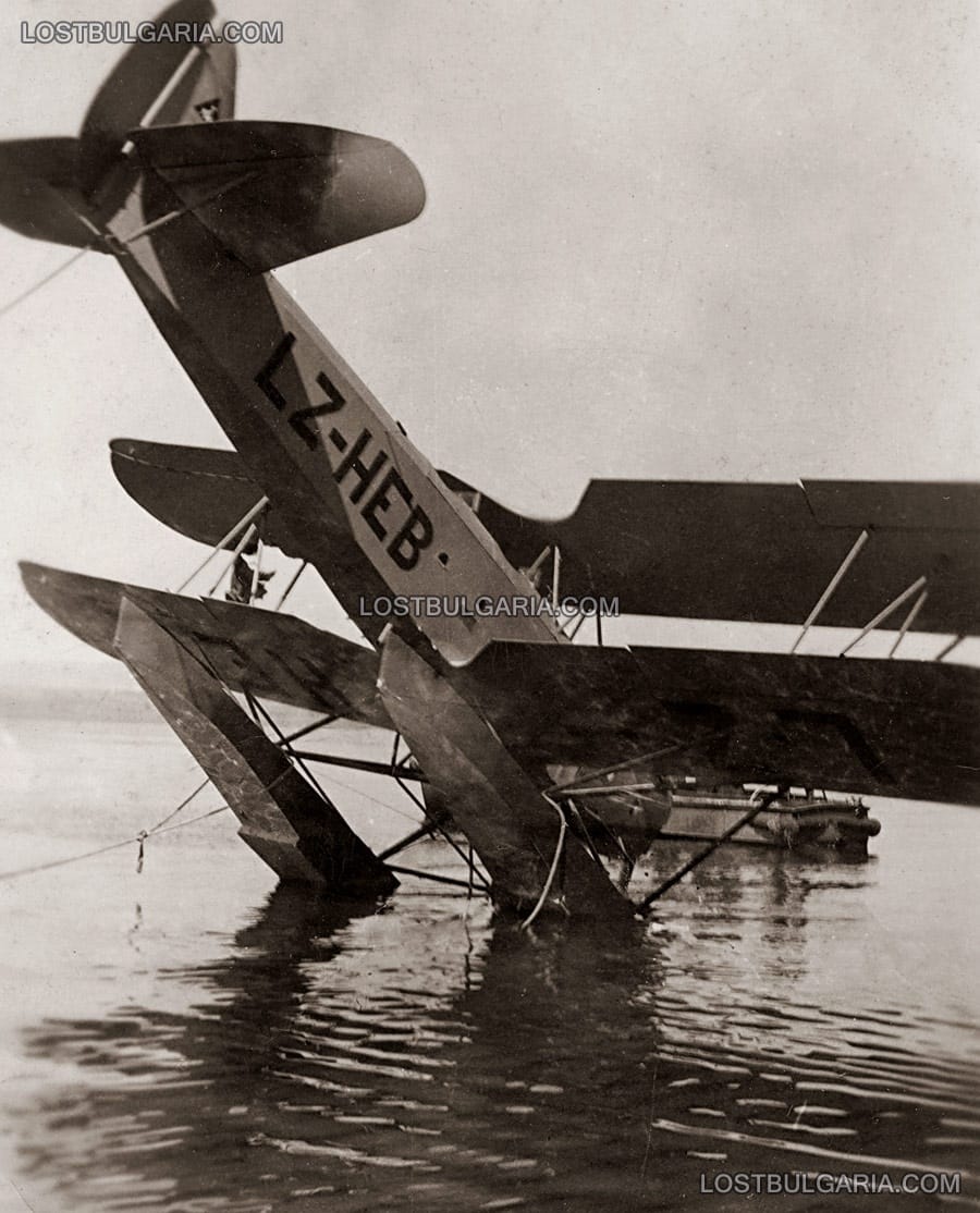 Единият от общо два български учебни водосамолети - Хайнкел-42 "Патица", аварирал на летище Пейнерджик (днес Чайка) край Варненското езеро