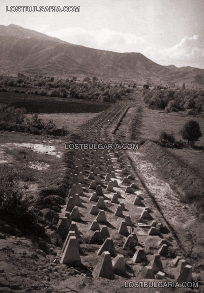 "Драконови зъби" - противотанкови заграждения от бетонни препятствия по гръцката граница, укрепената линия Метаксас