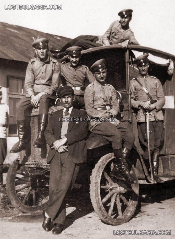 Подофицери със стар военен камион, модел от Първата световна война