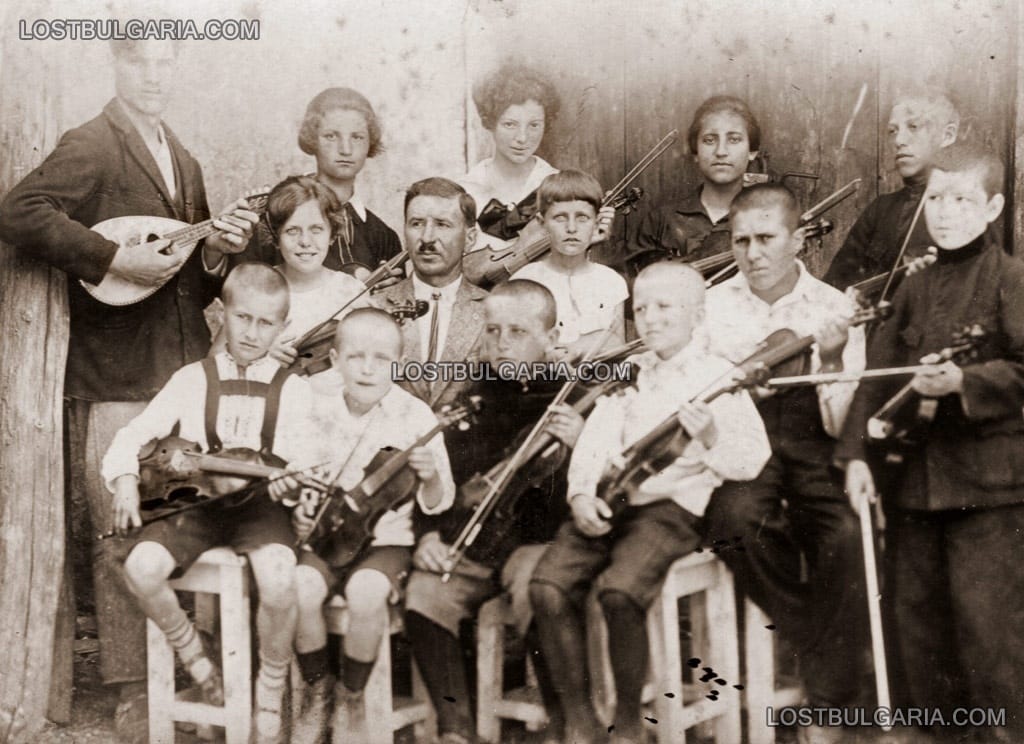 Детски струнен оркестър с ръководителя си, Оряхово 1927г.