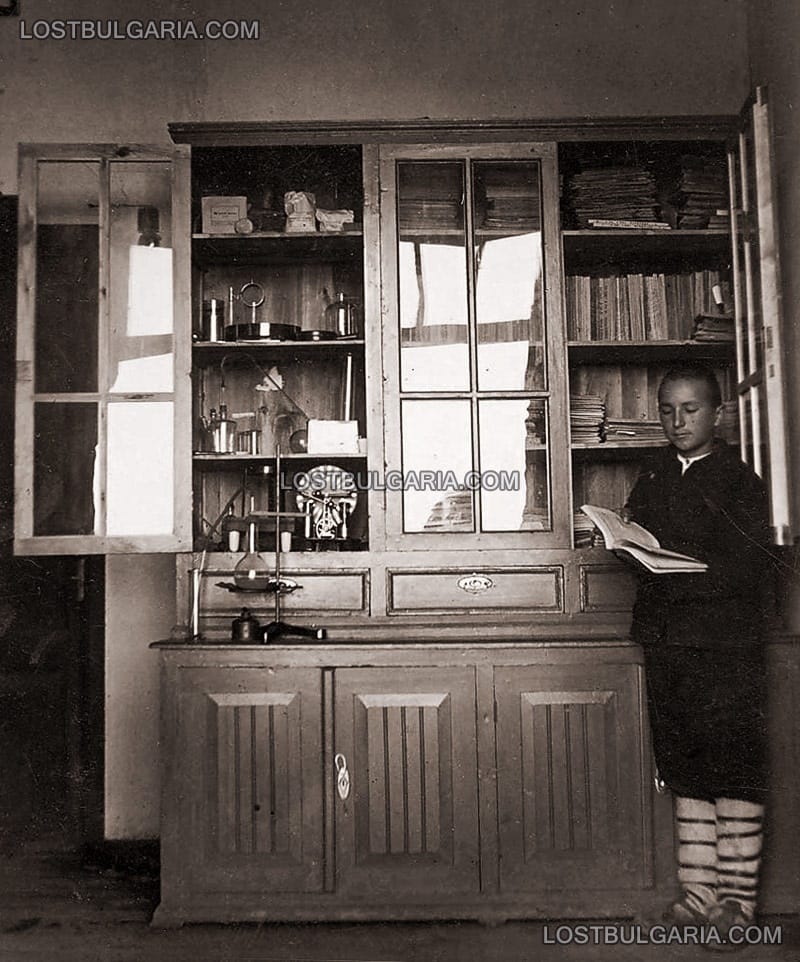Прогимназия в село Малко Градище, Свиленградско,  кабинет по физика от 30-те години на ХХ век