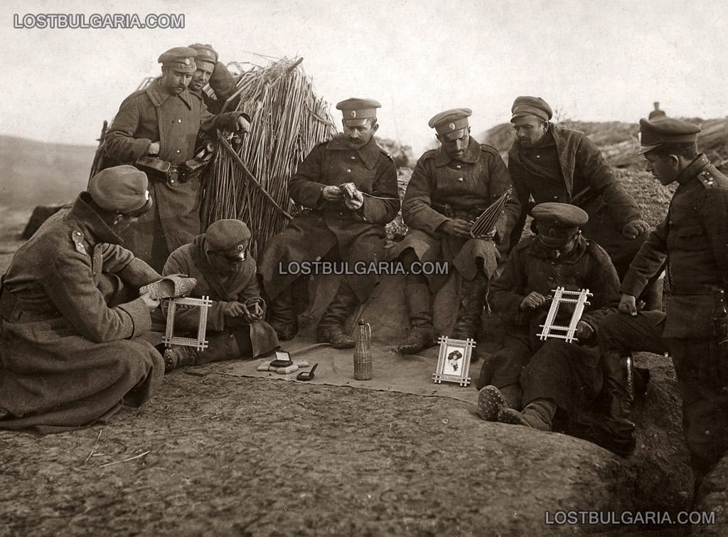 Войници от 23-ти пехотен Шипченски полк изработват художествени предмети, Струмски фронт 1916г.