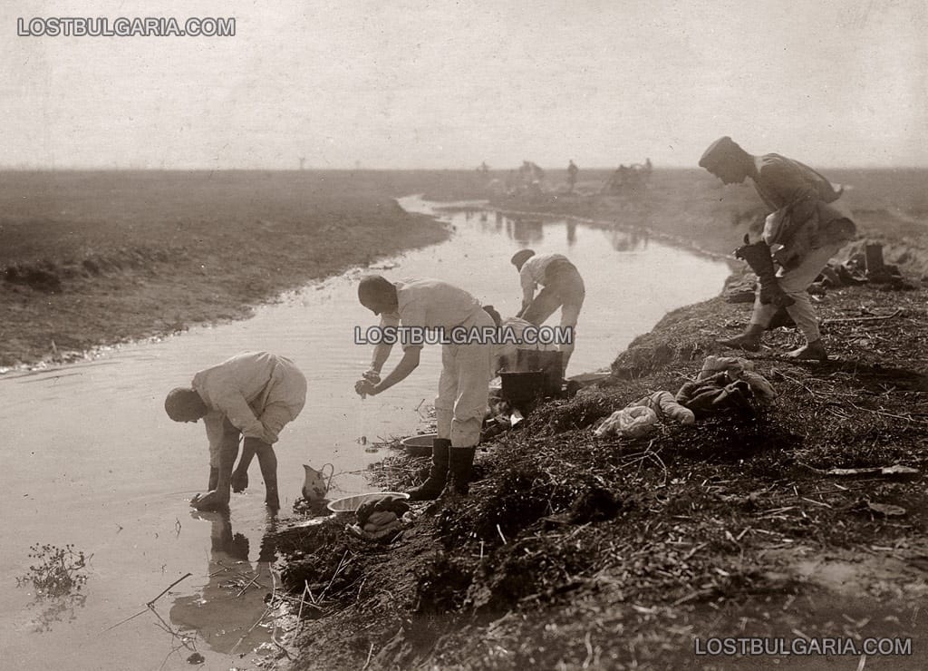 Фронтовата баня - войници от 23-ти пехотен Шипченски полк, 1916г.