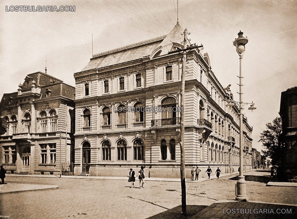 София, Народната библиотека (вляво, сега не съществува) и Земеделска банка (сега Централно управление на БДЖ) на ул. 
