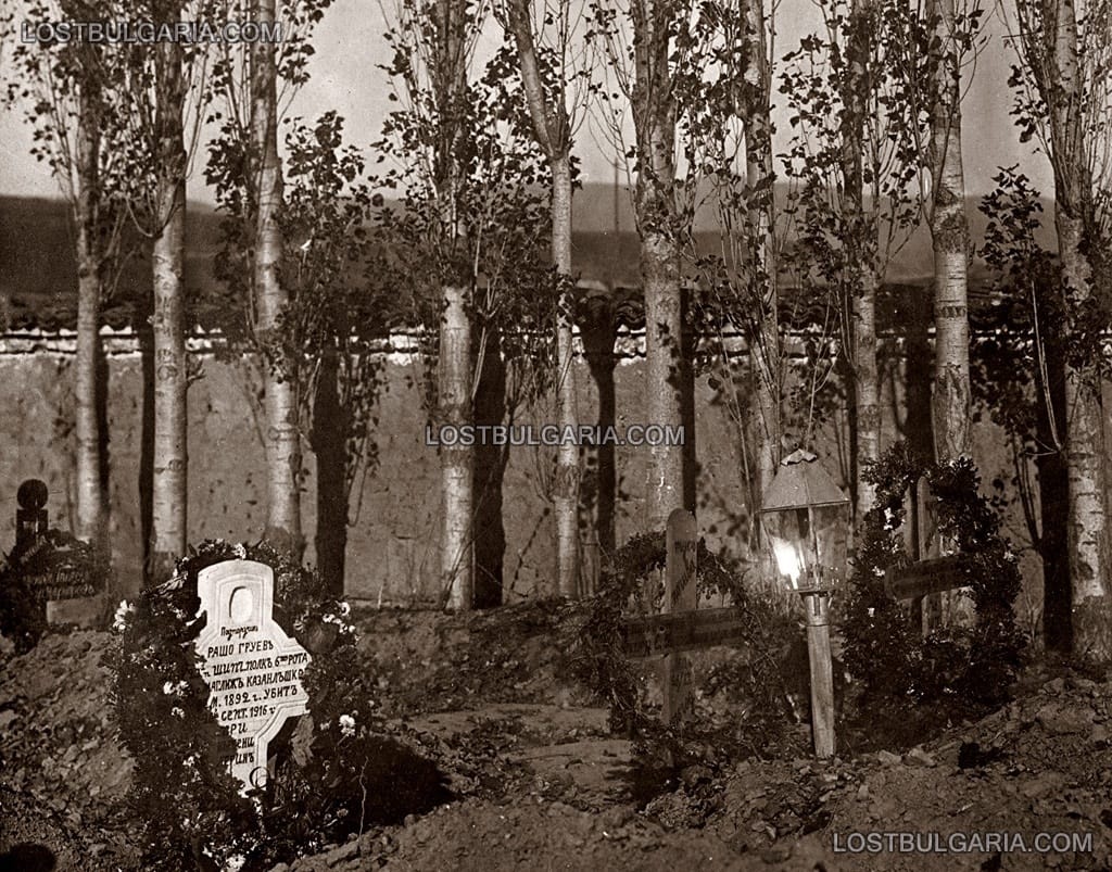 Гробове на бойци войници от 23-ти пехотен Шипченски полк край Лерин, 1916г.