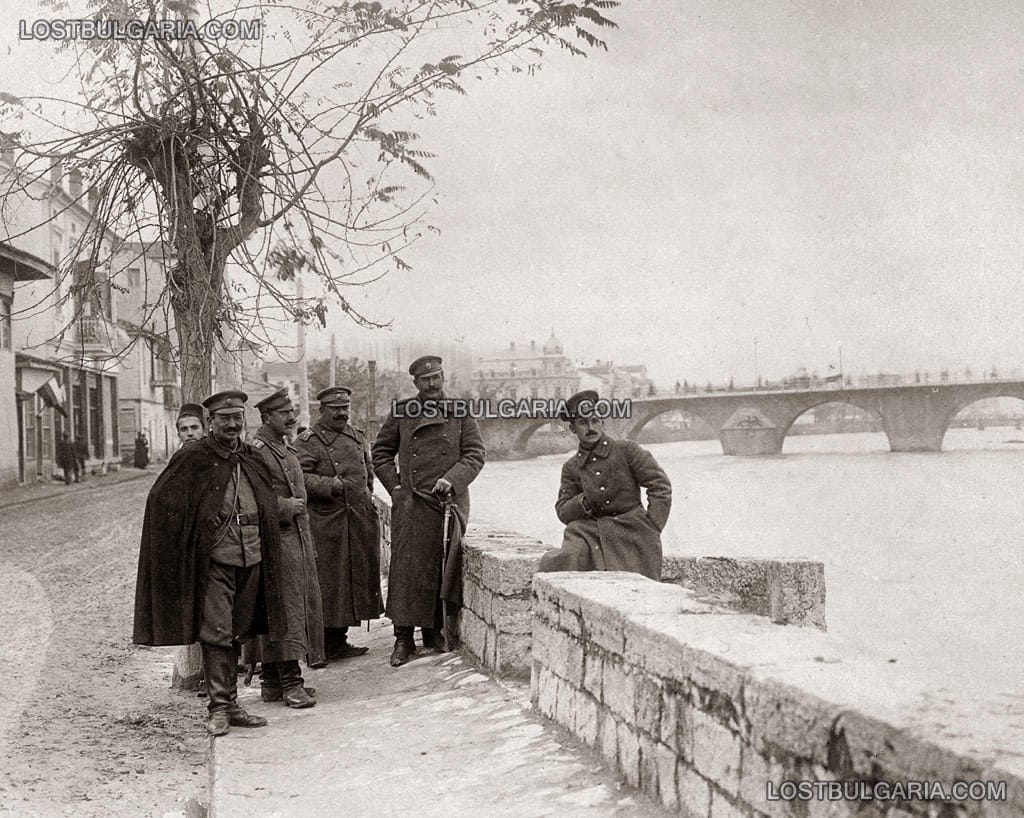 Офицери от 23-ти пехотен Шипченски полк близо до Камен мост в Скопие, 1917г.