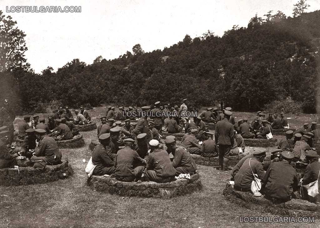 Импровизирани "сепарета" за обяд на бойците в лагера на 23-ти пехотен Шипченски полк, 1916г.