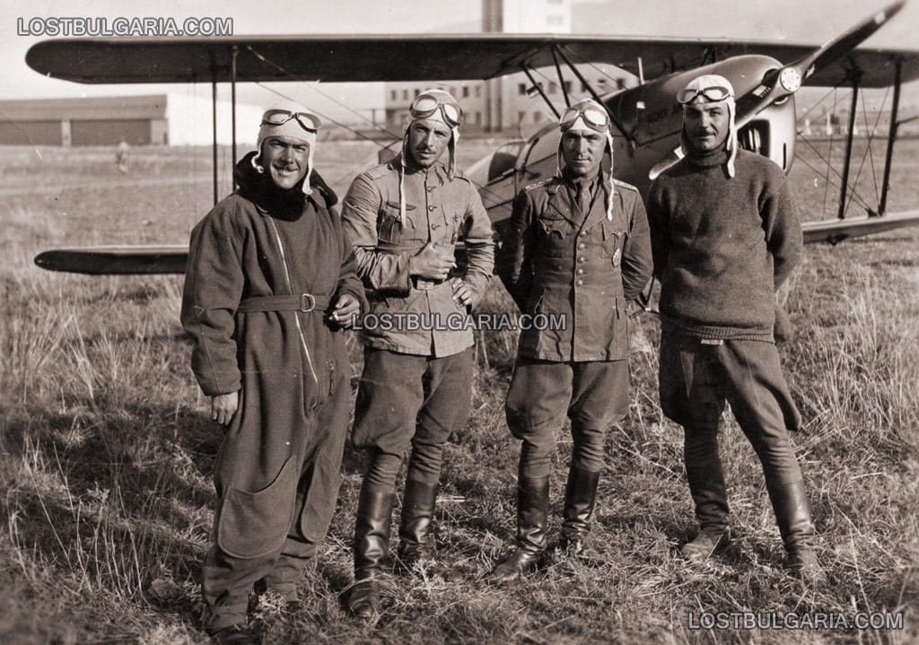Български летци преди полет с учебен самолет Бюкер Юнгман (Bücker Bü 131 "Jungmann"), Въздушните школи, Казанлък