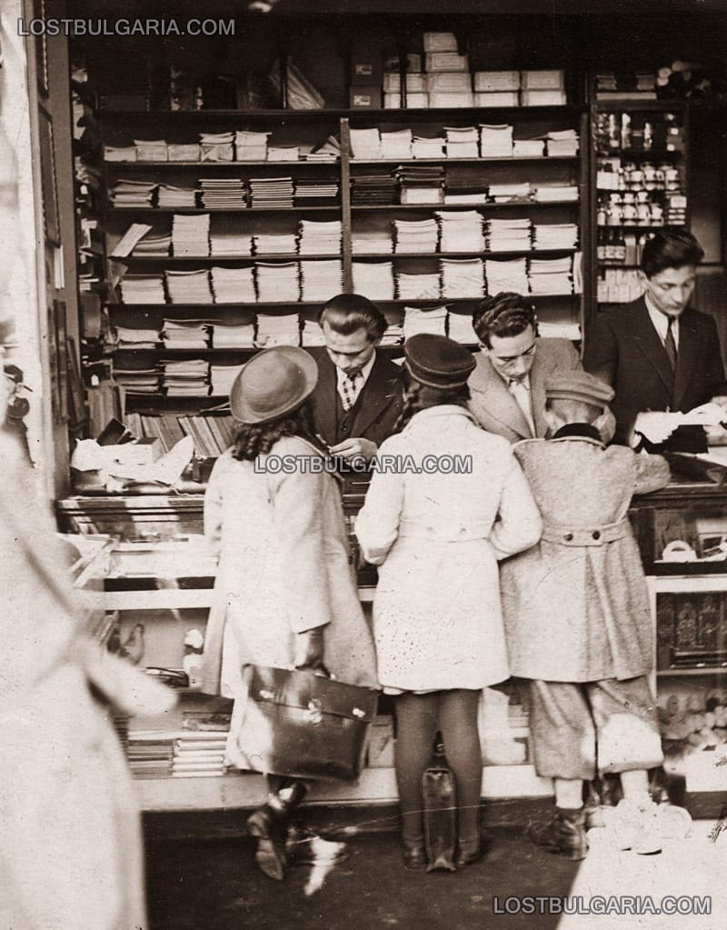 Ученици пазаруват в ученическа книжарница, 30-те години на ХХ век