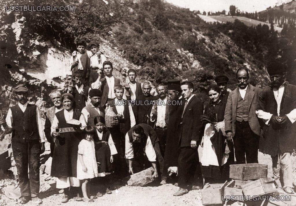 Полагане на основен камък на постройка в оловната мина "Отечество", с. Искрец, Софийско, 20-те години на ХХ век