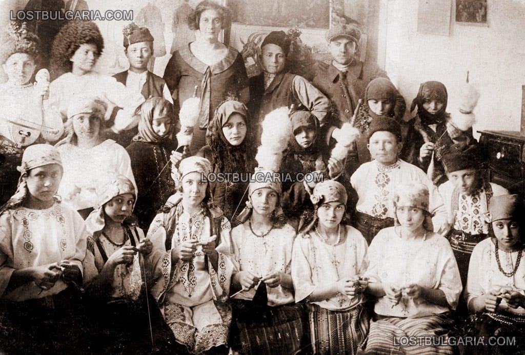 Ученици, облечени в народни носии изучават народни занаяти, 30-те години на ХХ век