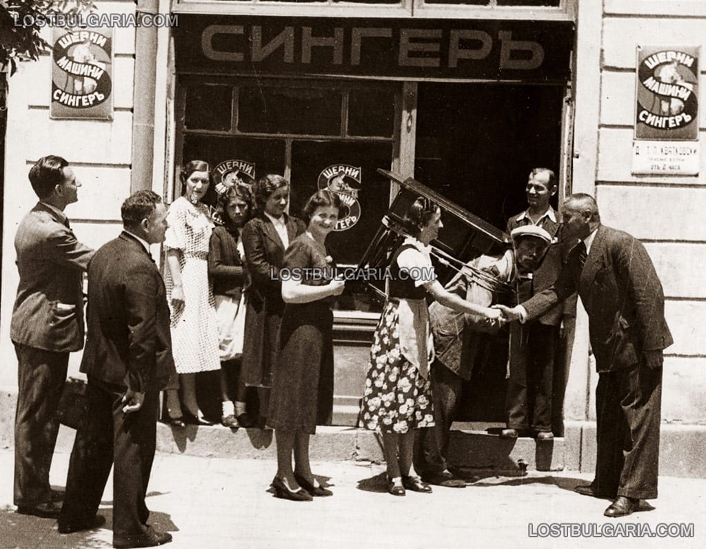 Домакиня, току-що закупила шевна машина "Сингер" от представителен магазин на фирмата, София, 30-те години на ХХ век
