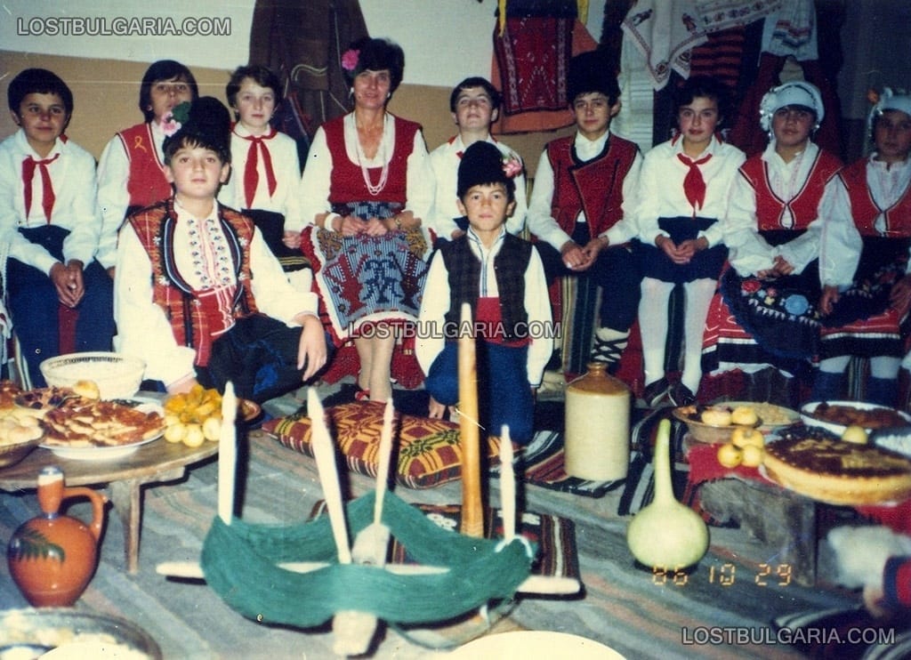 Деца от малцинственото турско население, веднага след смяната на имената им през "възродителния процес", с учителка от София по време на час по утвърждаване на българските традици и корени, Варненско 1986г.